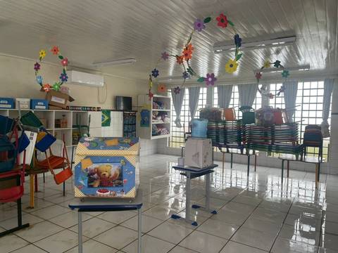 Criciúma: funcionários começam limpeza em escola atingida pelas chuvas no bairro Paraíso