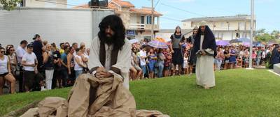 Encenação da Paixão de Cristo emociona mais de mil fiéis em Criciúma