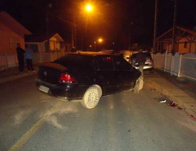 Motoristas abandonam veículos após colisão em carros parados
