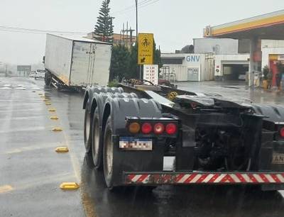Carreta perde o eixo de semirreboque na SC-445 em Içara