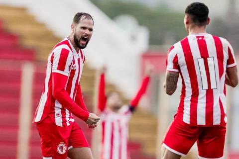 'Vou fazer o Pix': atacante do Hercílio Luz exalta companheiro e dedica gol da vitória à esposa