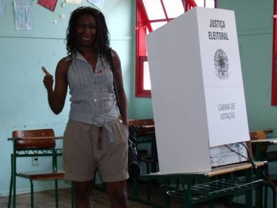 Cintia dos Santos vota na Santa Luzia acompanhada do vice