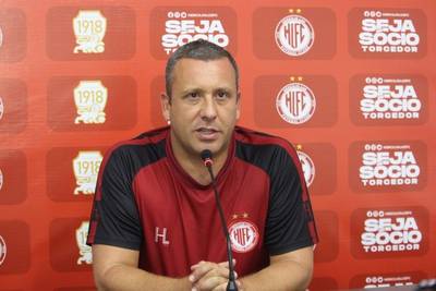 Técnico Raul Cabral e auxiliar André Walter estão suspensos do jogo contra o Criciúma