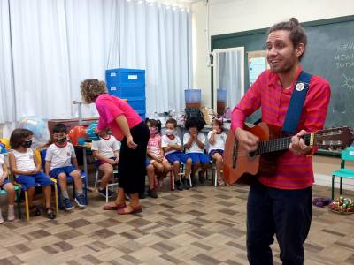 Projeto ‘Contação e Cantação de histórias’ passa pelos CEIM's de Criciúma