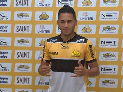 'Eu quero fazer no mínimo 10 gols', afirma atacante Reis durante apresentação