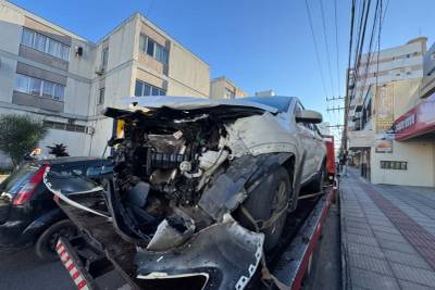 Fotos: colisão entre dois carros é registrada em cruzamento da área central de Criciúma