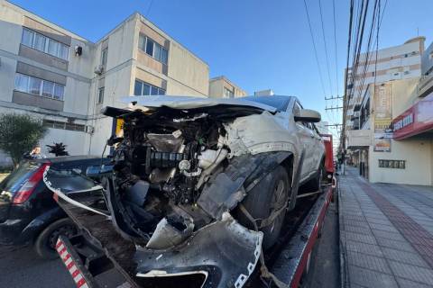 Fotos: colisão entre dois carros é registrada em cruzamento da área central de Criciúma