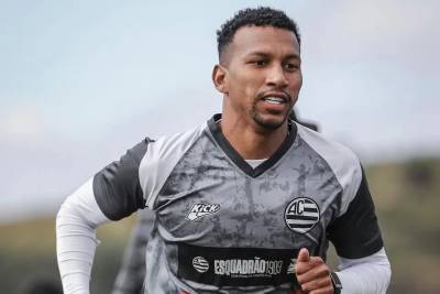 Próximo adversário do Criciúma comunica saída de atacante; atleta reforça rival na Série B