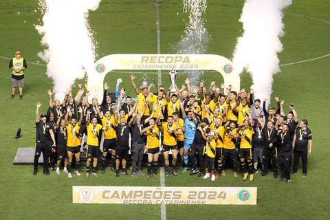 Galeria carvoeira: torcida do Criciúma enfrenta a chuva e comemora o título da Recopa Catarinense