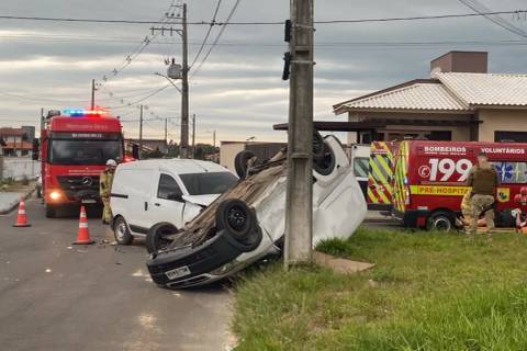 Fotos: colisão seguida de capotamento deixa duas pessoas feridas em Jaguaruna