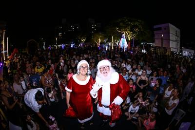 Chegada do Papai Noel reúne 500 pessoas na Santa Bárbara