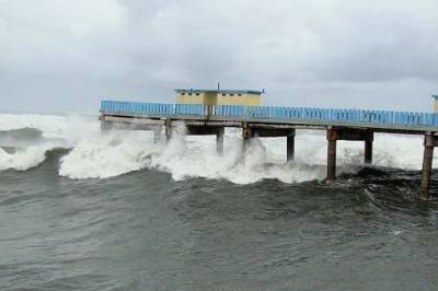 Passagem de frente fria deixa mar agitado no Sul de SC e com ondas de até dois metros