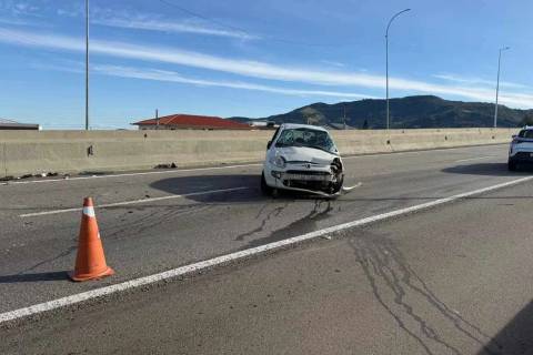 Carro capota na ponte Anita Garibaldi