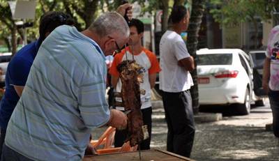 Mais de 60kg de costela distribuídos na praça da Matriz