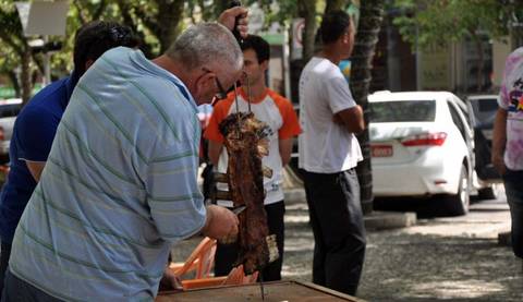 Mais de 60kg de costela distribuídos na praça da Matriz
