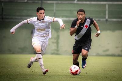 Com dois gols de zagueiro, Criciúma vence o Vasco e mantém chance de fugir do rebaixamento