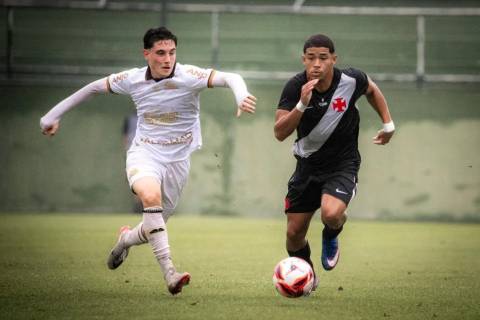 Com dois gols de zagueiro, Criciúma vence o Vasco e mantém chance de fugir do rebaixamento