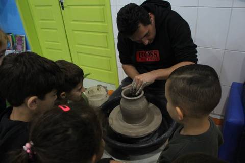 Alunos do Colégio Satc aprendem sobre diversidade com projeto ‘Cerâmica Além da Visão’