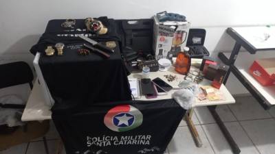 PM encontra camiseta da Polícia Civil do RS durante operação contra o tráfico de drogas