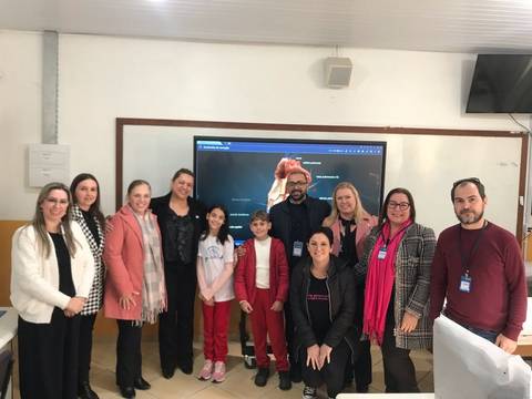 Escolas municipais de Içara recebem quadros interativos