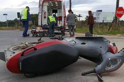 Motociclista é encaminhado ao hospital após acidente de trânsito em Morro da Fumaça