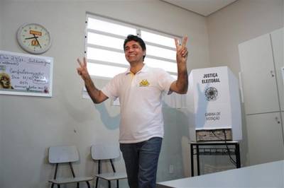 Acompanhado da família, Clésio Salvaro vota no segundo maior colégio eleitoral de Criciúma