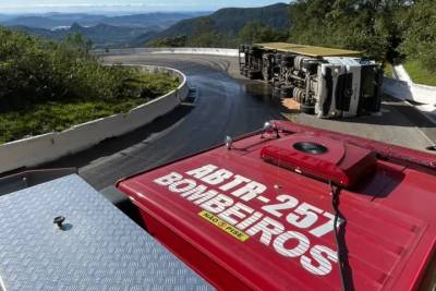 Motorista é encaminhado ao hospital após carreta capotar na BR-285