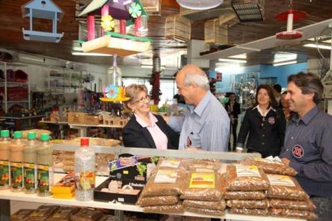Dilnei e Sasso visitam comércio em Araranguá