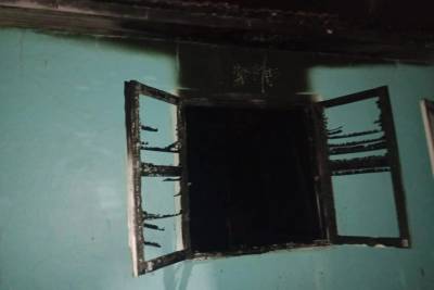 Incêndio destrói quarto de casal e consome móveis em residência