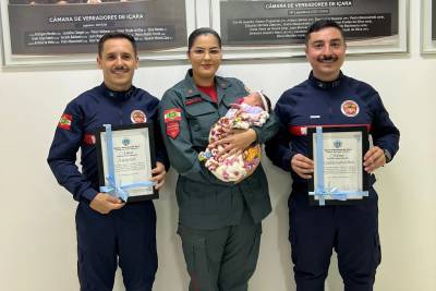 Bombeiros de Içara recebem moção de aplausos por atuação em parto emergencial