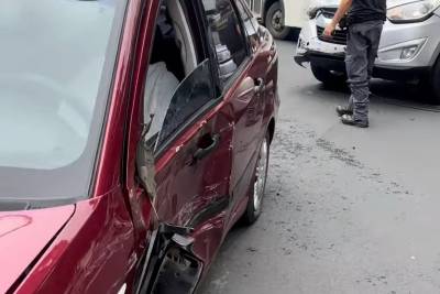 Carros colidem no Centro de Criciúma