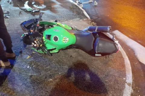 Colisão entre duas motos deixa três pessoas feridas em Criciúma