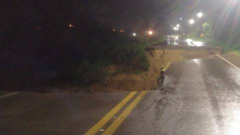 Deslizamento de terra interdita BR-470 em Rio do Sul