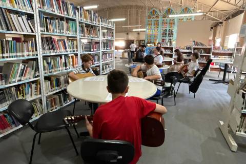 Oficina de violão: projeto forma novos talentos nas escolas de Cocal do Sul