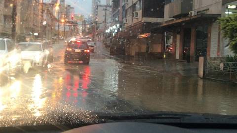 Forte chuva deixa pontos alagados em Criciúma
