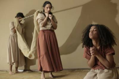 Espetáculo de dança leva arte e reflexão a dois bairros de Criciúma