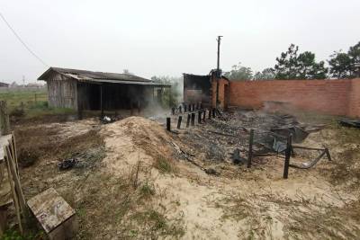 Bombeiros são acionados para combater incêndio em residência