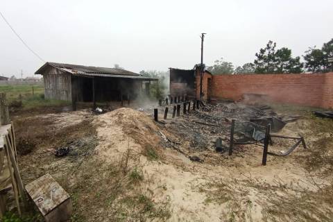 Bombeiros são acionados para combater incêndio em residência