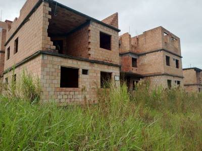 Projeto "Janelas Quebradas" mapeia imóveis em estado de abandono