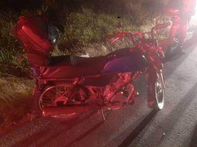 Condutor e caroneira sofrem queda de moto na BR-101
