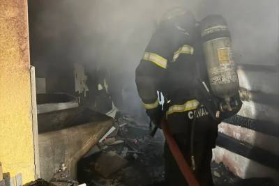Bombeiros combatem incêndio em edificação residencial de Criciúma