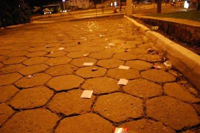 Material de campanha espalhados próximo aos locais de votação