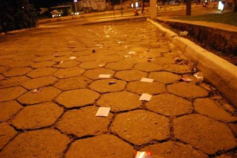 Material de campanha espalhados próximo aos locais de votação