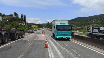 Biguaçu: trânsito no sentido Norte da BR-101 está em meia pista após derramamento de produto químico