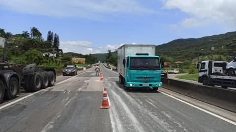 Biguaçu: trânsito no sentido Norte da BR-101 está em meia pista após derramamento de produto químico