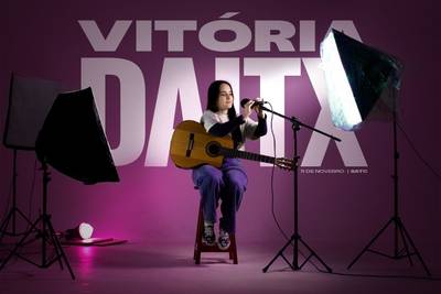 Entre acordes e aulas, Vitória Daitx transforma paixão em música