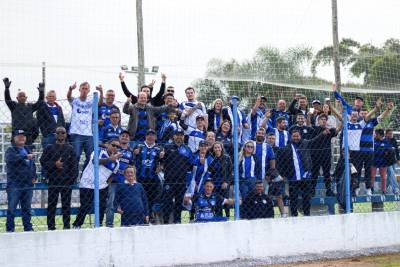 Van é apedrejada após jogo entre Tubarão e Guarani; clubes se manifestam