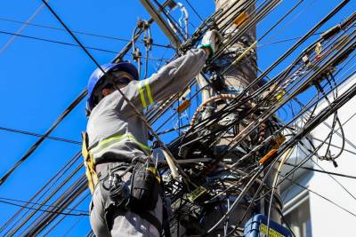 Limpa Fios: operação retira 800 quilos de cabos obsoletos em postes do distrito de Rio Maina