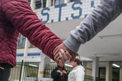 Abraço coletivo é realizado no Colegião para reivindicar melhorias estruturais na escola