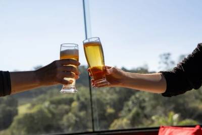 Festival gratuito de cerveja artesanal reunirá shows, gastronomia e carros antigos no Sul de SC